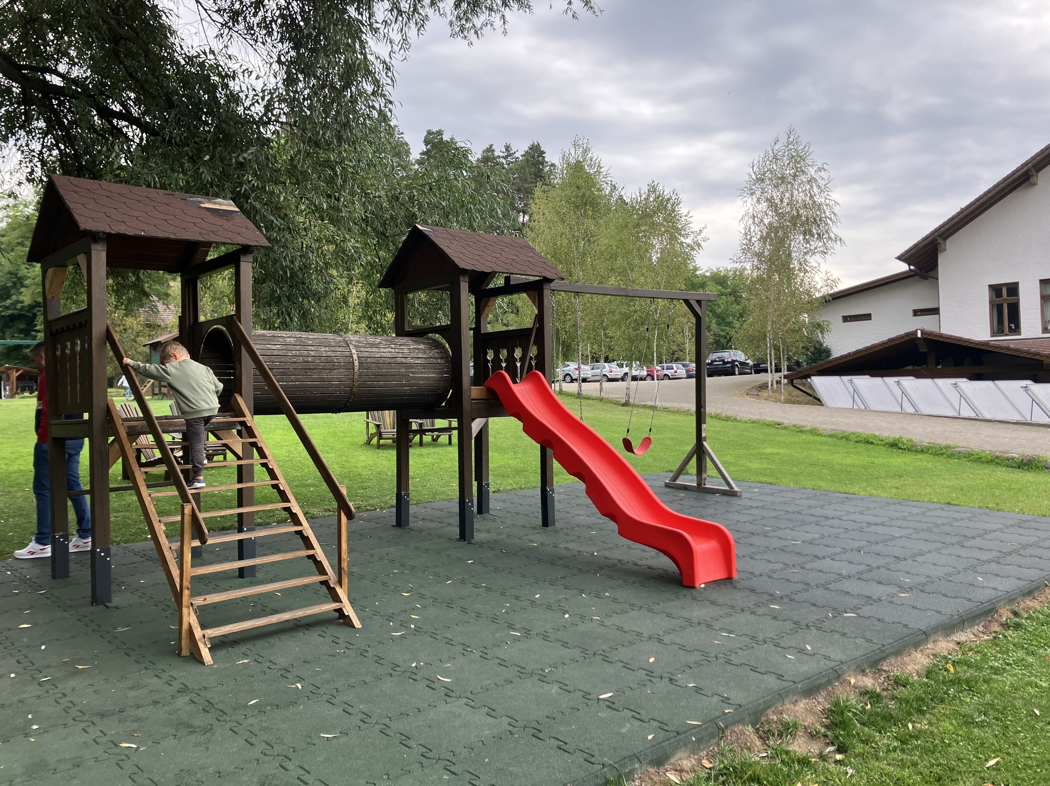 Cauciuc Recycling - producător de pavaj ecologic, dale de cauciuc, borduri, forme speciale și accesorii - Cauciuc Recycling – producător de pavaj ecologic, dale de cauciuc, borduri și forme speciale pentru pavaj interior și exterior.